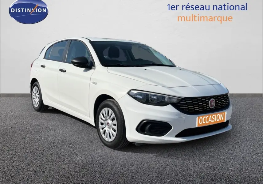 Vue 3/4 avant droite d'une Fiat Tipo 5 portes blanche de 2018 avec calandre noire et jantes acier.