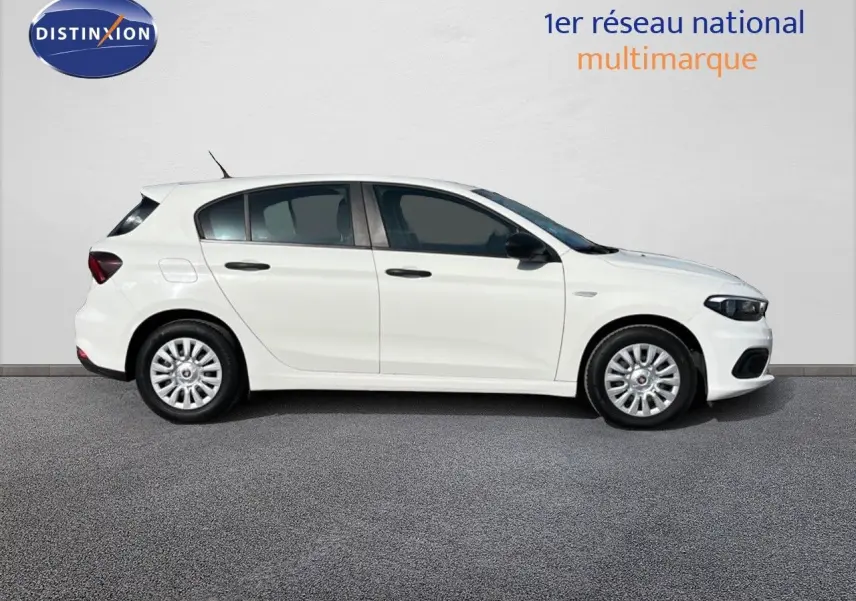 Profil côté gauche d'une Fiat Tipo 5 portes blanche de 2018, version 1.4 95 ch Pop, sur fond neutre.
