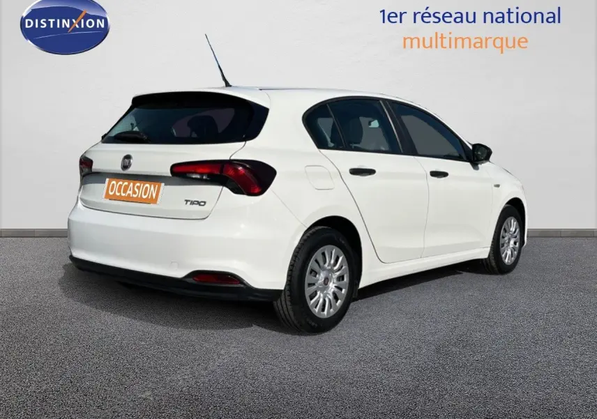 Vue 3/4 arrière droite d'une Fiat Tipo 5 portes blanche de 2018 avec logo et plaque occasion visible.