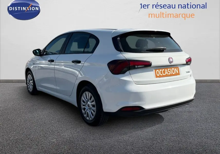 Vue 3/4 arrière droite d'une Fiat Tipo 5 portes blanche de 2018 avec plaques occasion et feux arrière foncés.