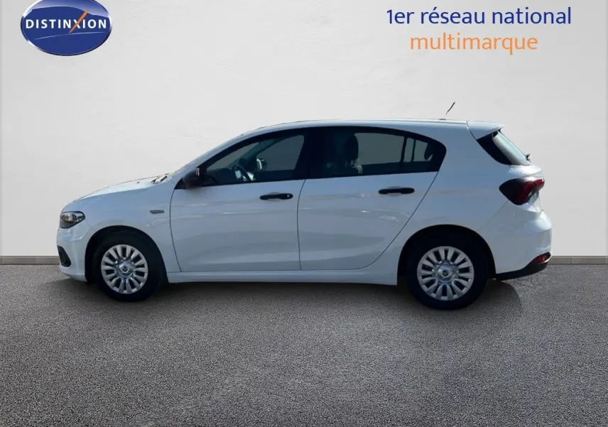 Profil latéral droit d'une Fiat Tipo 5 portes blanche de 2018, version 1.4 95 CH POP essence avec jantes acier.