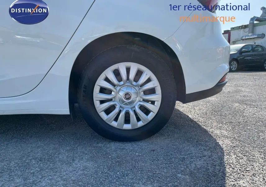 Gros plan sur la roue arrière droite d'une Fiat Tipo 5 portes blanche, version 1.4 95 CH POP de 2018.