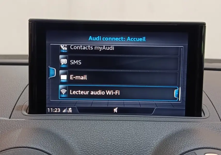 Écran tactile central affichant le menu Audi connect dans l'habitacle d'une Audi A3 blanche de 2020.