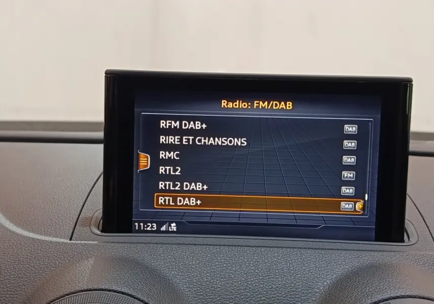 Écran tactile central affichant les stations radio DAB+ dans l’Audi A3 Business Line 2020.