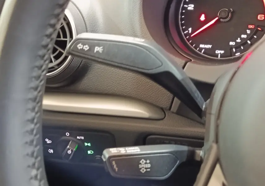Gros plan sur le volant cuir et les commandes au volant de l’Audi A3 35 TDI 150 S tronic Business Line 2020.