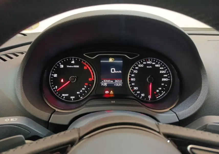 Vue rapprochée du tableau de bord et compteur de l'Audi A3 35 TDI blanc, affichage digital et compte-tours visibles.