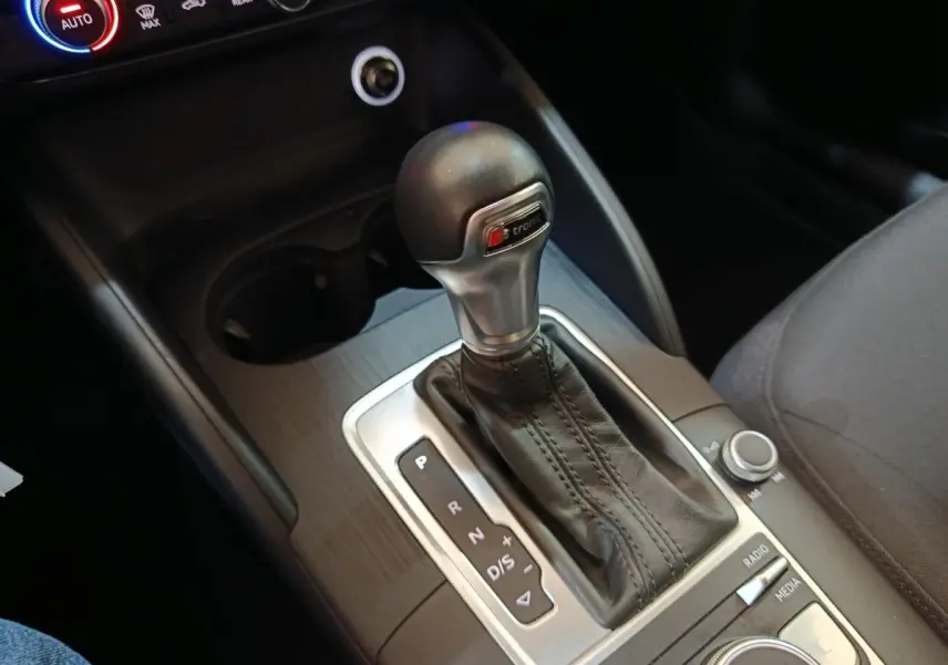 Le levier de vitesse automatique S tronic en cuir noir de l'Audi A3 Business Line 35 TDI, vue rapprochée intérieure.