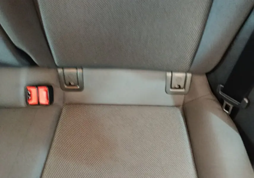 Gros plan sur la banquette arrière grise de l'Audi A3 35 TDI 2020 avec ceintures de sécurité et ancrages ISOFIX visibles.