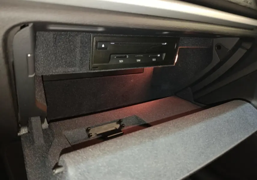 Gant de boîte à gants ouvert avec lecteur SD et SIM dans l’Audi A3 35 TDI Business Line blanche, vue intérieure.