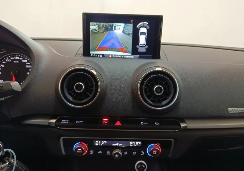 Vue intérieure du tableau de bord de l'Audi A3 blanc 2020, avec écran tactile affichant la caméra de recul.