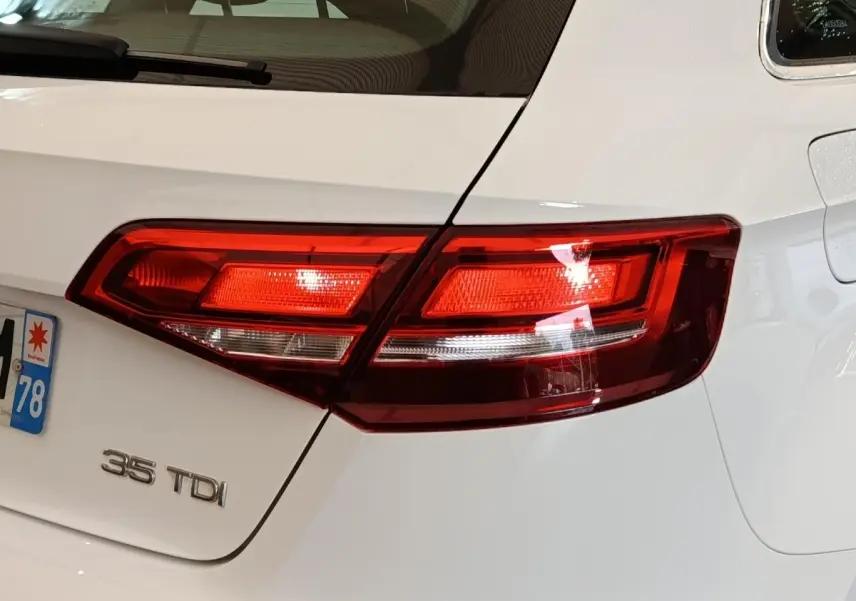 Gros plan sur le feu arrière droit d’une Audi A3 35 TDI blanche, avec logo de motorisation visible sur la malle.