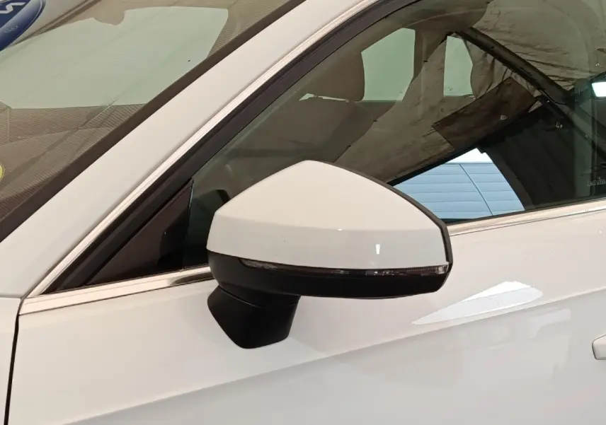 Rétroviseur côté gauche blanc de l'Audi A3 35 TDI 150 S tronic Business Line 2020, vue rapprochée sur la portière.