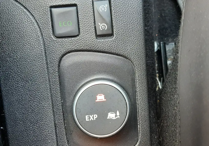 Gros plan sur les commandes de mode de conduite et régulateur de vitesse du Renault Captur gris cassiopée 2016.