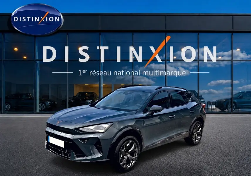 Vue 3/4 avant d'un CUPRA Formentor bleu fjord 2026 avec jantes noires, stationné devant une vitrine Distinxion.