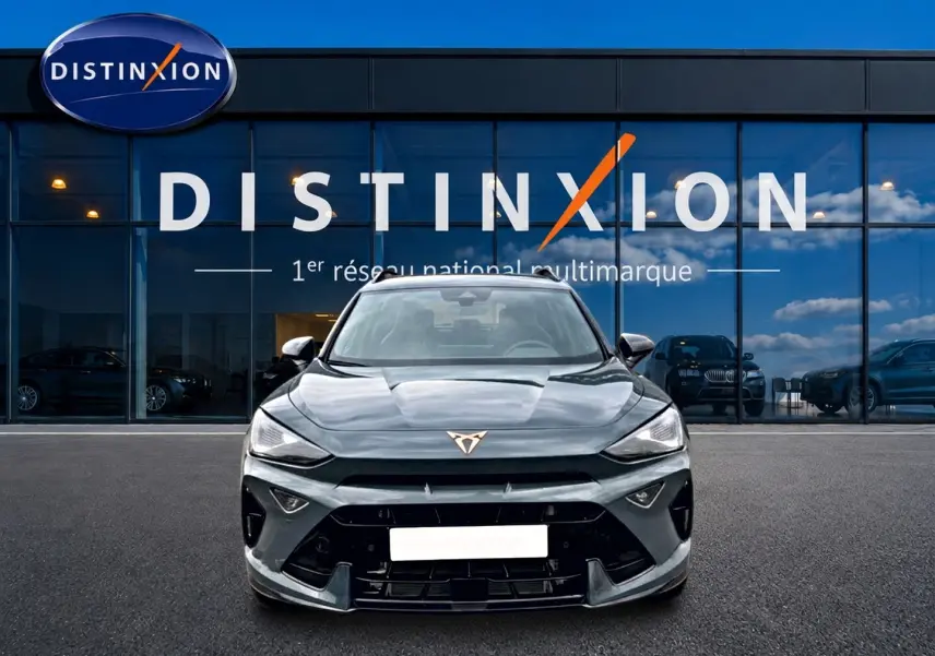 Vue avant d'un CUPRA Formentor 1.5 etsi hybrid 2026 en bleu fjord, avec calandre et logo distinctifs visibles.