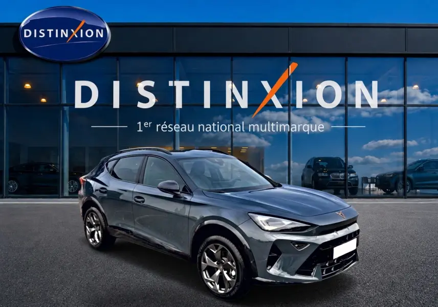 Vue 3/4 avant droite d'un CUPRA Formentor bleu fjord avec jantes 18 pouces devant une vitrine Distinxion.