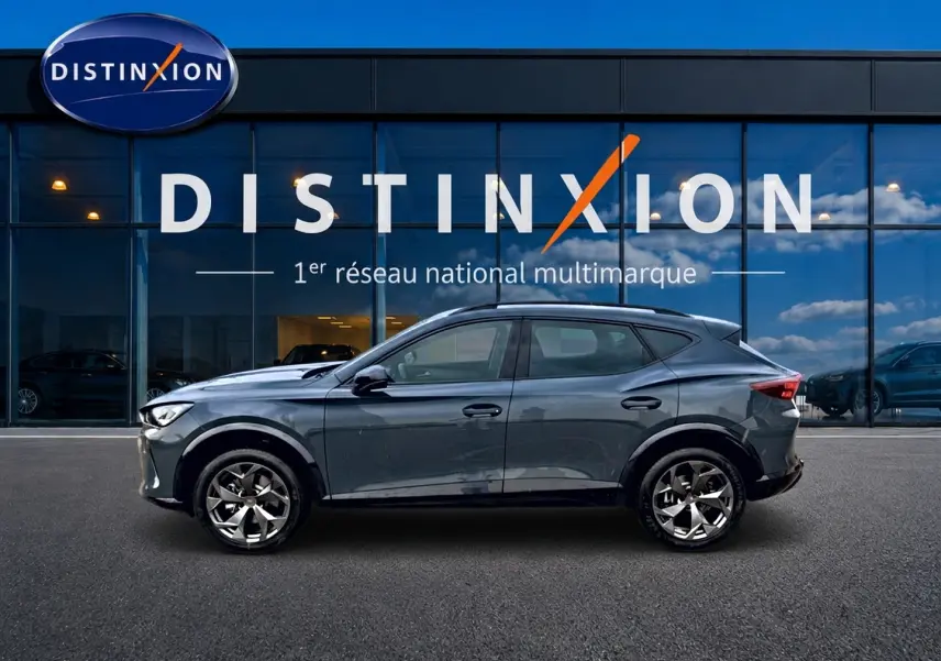 Vue latérale droite d'une CUPRA Formentor 1.5 etsi hybrid 150 DSG7 en bleu fjord, avec jantes 18 pouces et lignes dynamiques.