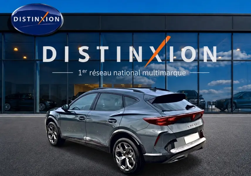 Vue 3/4 arrière droite d'un CUPRA Formentor bleu fjord 2026, avec feux arrière LED et jantes alliage distinctives.