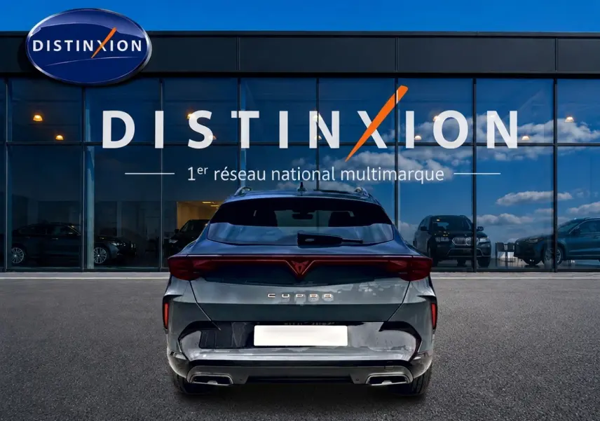 Vue arrière d'un CUPRA Formentor bleu fjord 2026 avec feux arrière LED et double sortie d'échappement.