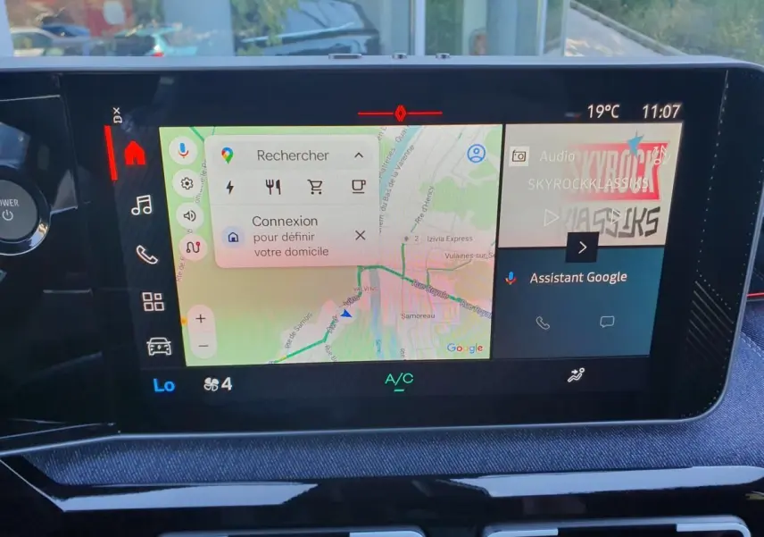 Écran tactile central de la Renault R5 E-TECH jaune Pop, affichant navigation et assistant Google.