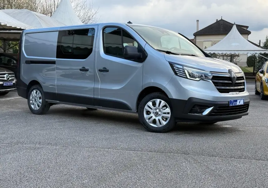 Vue rapprochée de la porte avant droite gris Highland du Renault Trafic Cabine Approfondie 2025 avec haut-parleur intégré.
