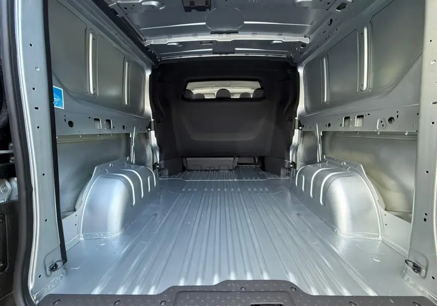 Gros plan sur la roue avant gauche du Renault Trafic cabine approfondie gris Highland avec jante argentée.