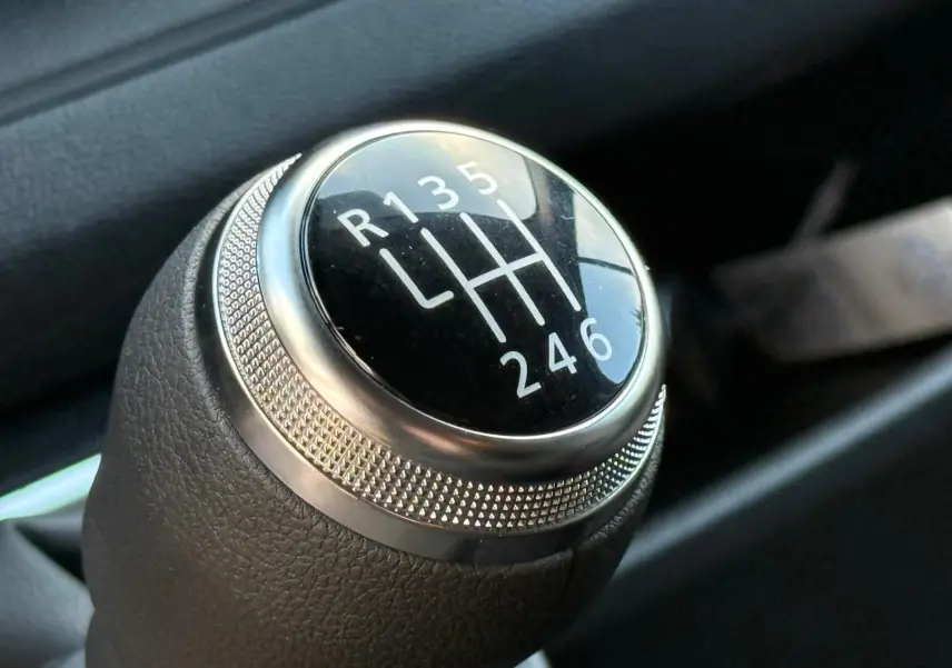 Vue intérieure côté conducteur du Renault Trafic cabine approfondie 2025 gris Highland, avec tableau de bord moderne et boîte manuelle.