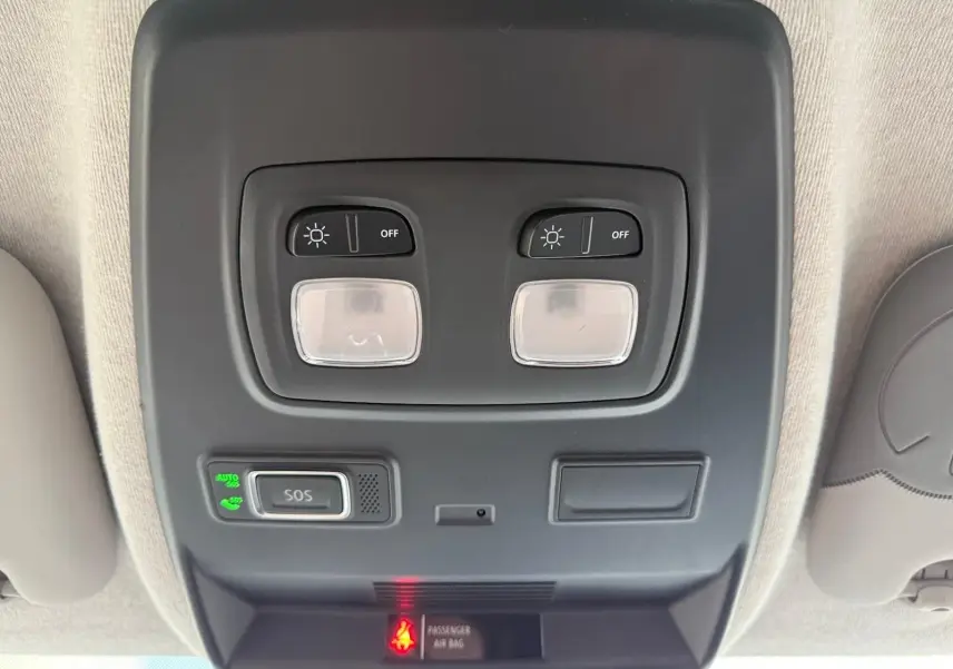 Vue 3/4 arrière droite d’un Renault Trafic cabine approfondie gris Highland avec portes arrière battantes et jantes alliage.