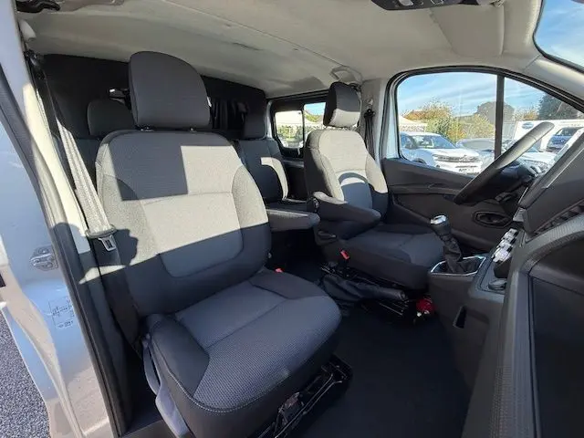 Écran tactile central du tableau de bord du Renault Trafic cabine approfondie gris Highland, affichant des applications connectées.