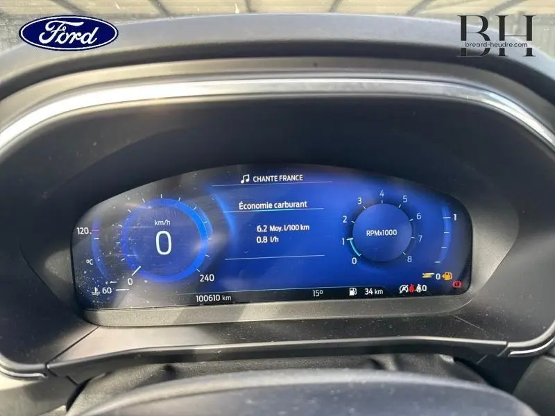 Tableau de bord numérique de Ford Focus SW 2023 affichant la consommation et le compte-tours en bleu.