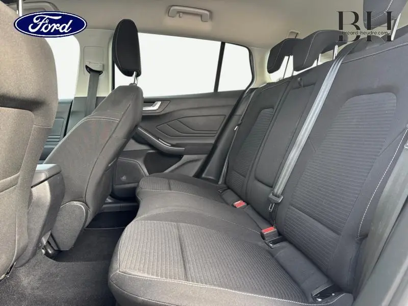 Vue intérieure des sièges arrière noirs du Ford Focus SW 2023, avec ceintures de sécurité et appuie-têtes visibles.