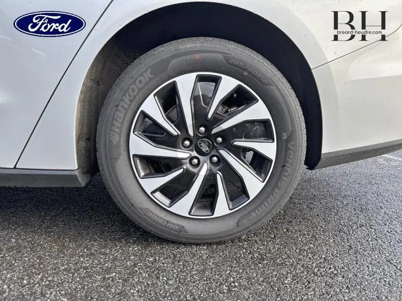 Gros plan sur la roue avant gauche de la Ford Focus SW gris lunaire métallisé avec jante alliage bicolore.