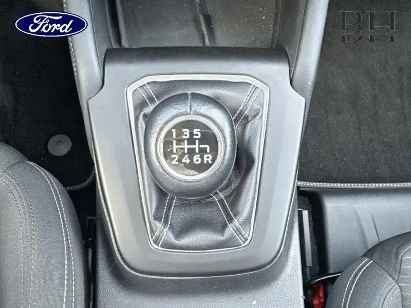 Gros plan sur le levier de vitesses manuel en cuir noir de la Ford Focus SW 2023, finition Titanium X Business.