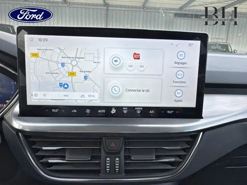 Écran tactile central du tableau de bord de la Ford Focus SW gris lunaire, affichant GPS et commandes multimédia.
