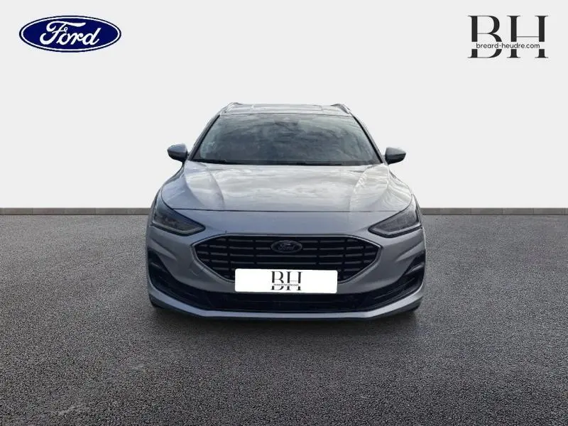 Vue frontale d'une Ford Focus SW 2023 gris lunaire métallisé avec calandre noire et phares LED fins.