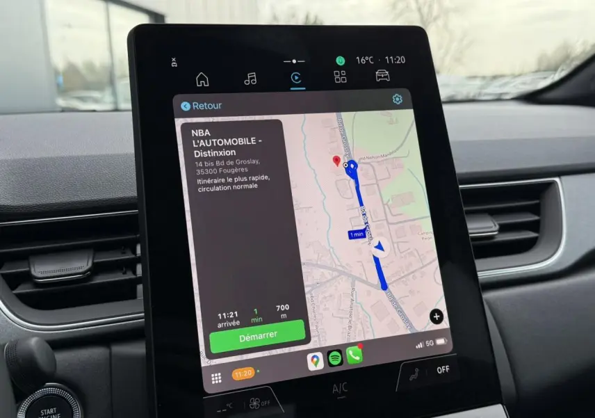 Écran tactile central du tableau de bord du Renault Captur 2025 affichant un itinéraire GPS en navigation.
