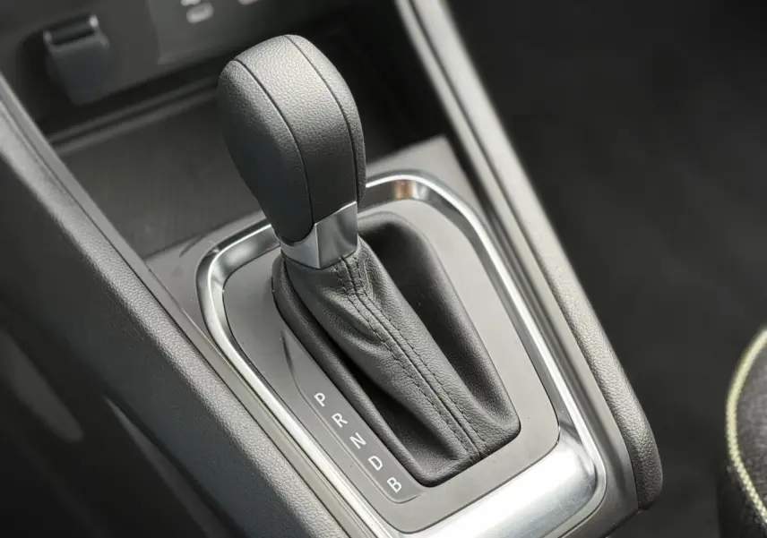 Le levier de vitesses automatique noir en gros plan dans la console centrale du Renault Captur hybride 2025.