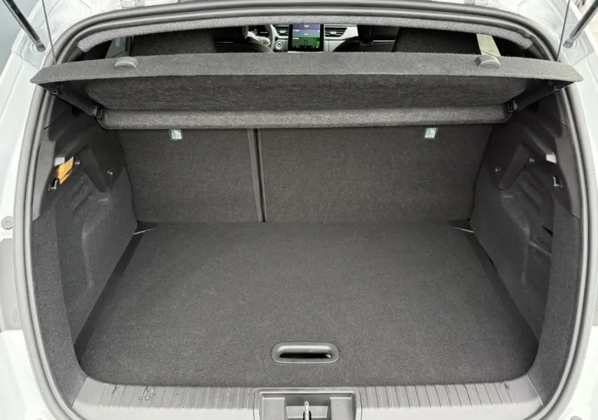 Coffre ouvert vu de l'arrière du Renault Captur blanc nacré, montrant un espace de chargement propre et spacieux.