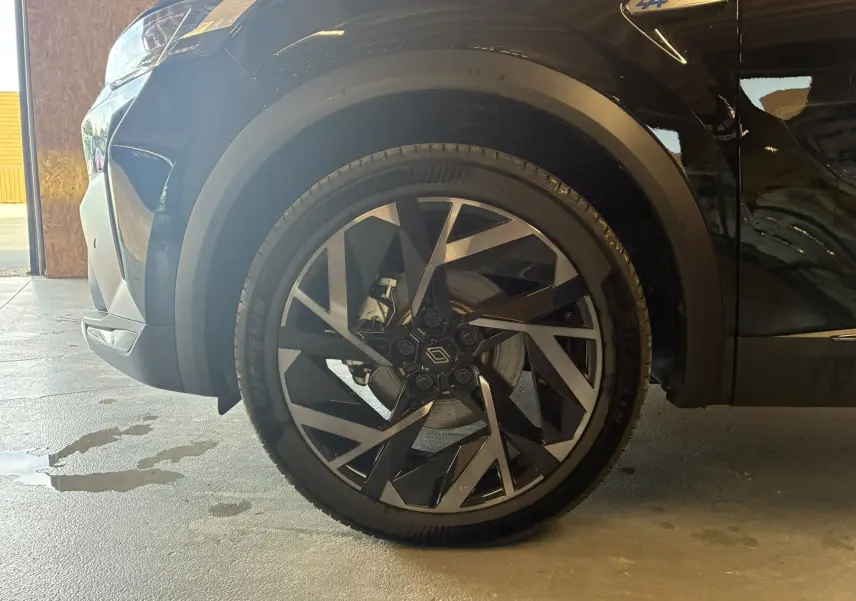 Gros plan sur la roue avant gauche du Renault Captur noir étoile métal avec jante diamantée et badge Esprit Alpine.