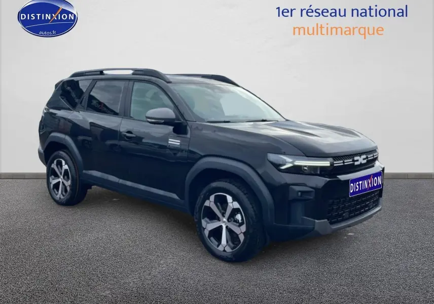 SUV Dacia Bigster noir en 3/4 avant droit, avec jantes alliage diamantées et barres de toit visibles.