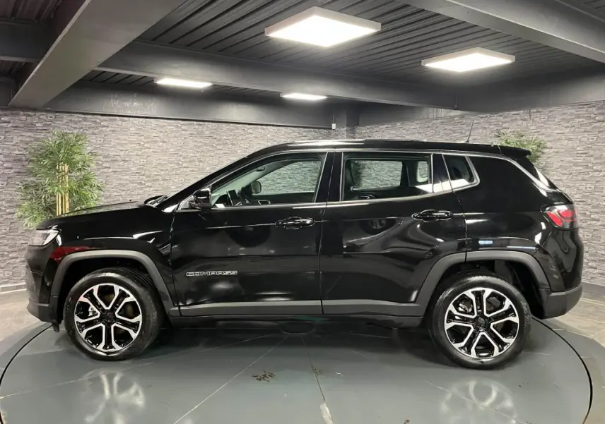 Vue latérale droite du Jeep Compass noir 2024 avec jantes alliage 18 pouces et détails de carrosserie lisse.