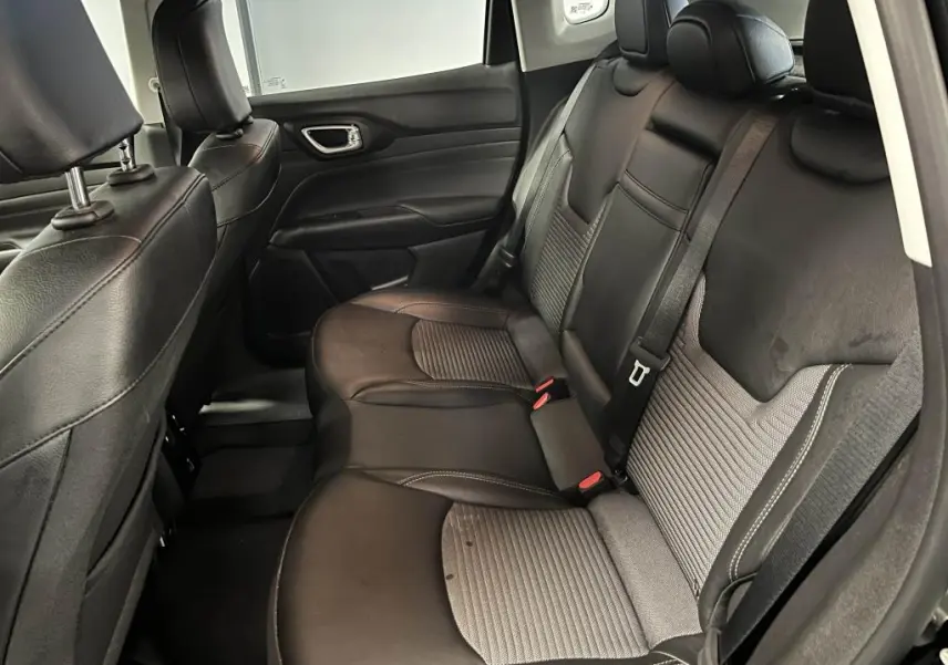 Vue intérieure côté droit des sièges arrière en cuir noir et tissu gris du Jeep Compass 2024 e-Hybride Altitude.