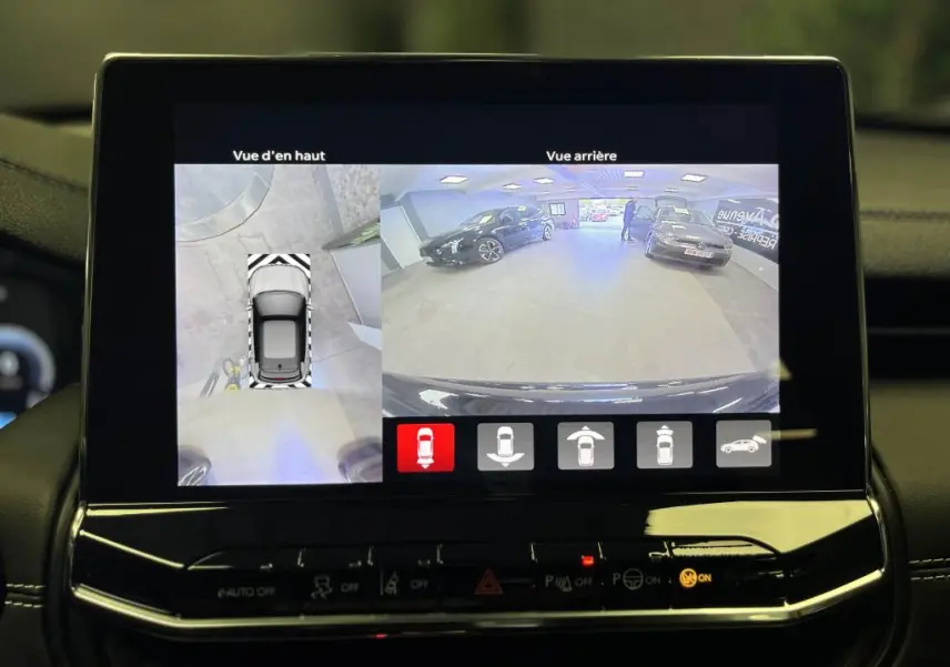 Écran intérieur affichant la caméra 360° et vue arrière du Jeep Compass noir en stationnement dans un garage.