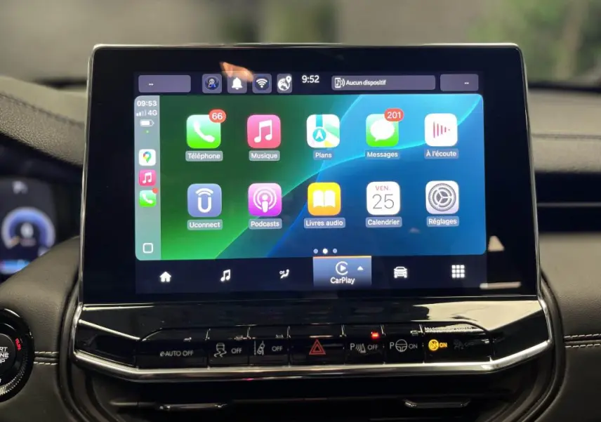 Écran tactile central affichant Apple CarPlay dans l'habitacle du Jeep Compass noir 2024.