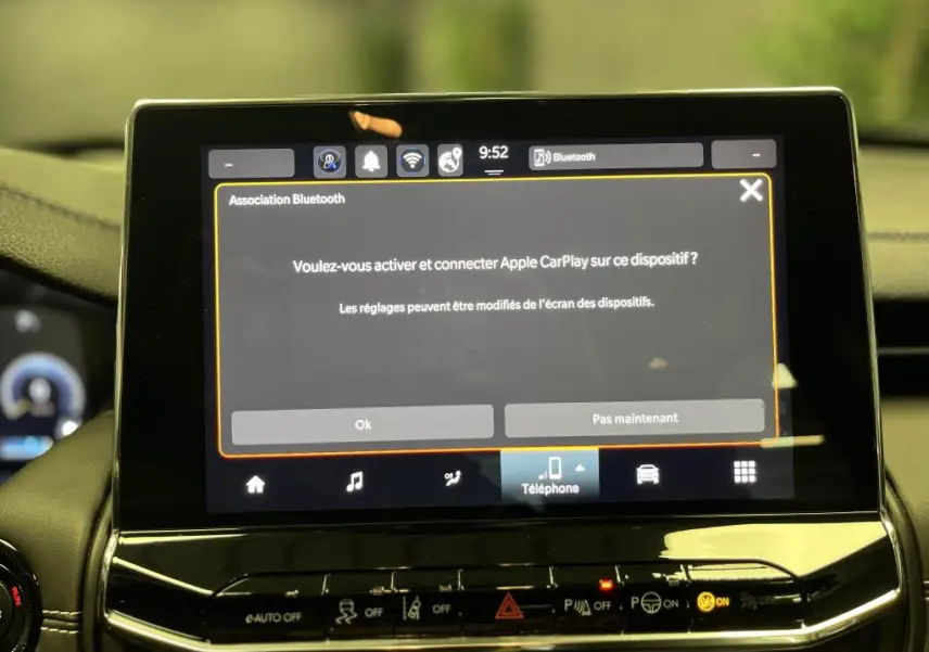 Écran tactile central du Jeep Compass 2024 affichant la connexion Apple CarPlay dans un intérieur noir.