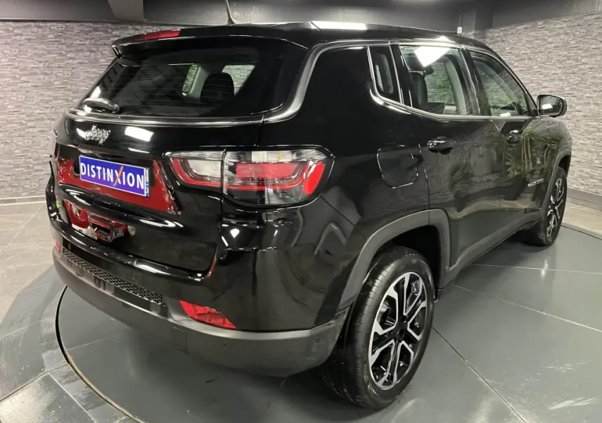 Vue 3/4 arrière droite du Jeep Compass noir 2024 avec jantes alliage 18 pouces et feux arrière LED distinctifs.