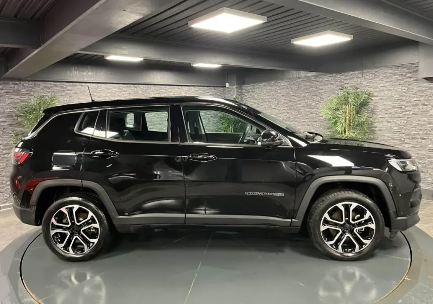 Vue latérale droite d'un Jeep Compass noir 2024 avec jantes alliage 18 pouces et détails de carrosserie marqués.