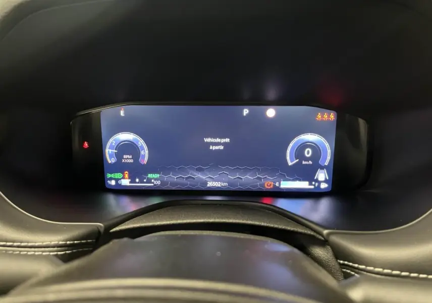Tableau de bord numérique du Jeep Compass 2024 affichant la vitesse à 0 km/h et l'indication "Véhicule prêt à partir".