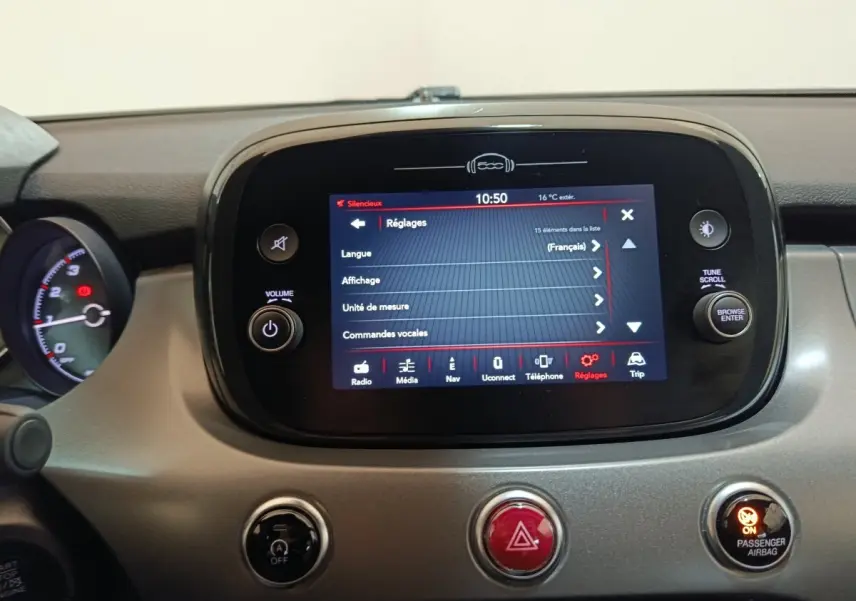 Vue rapprochée du tableau de bord de la FIAT 500X 2021, écran tactile central affichant le menu réglages.