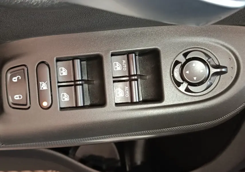 Vue rapprochée des commandes de lève-vitres et réglage des rétroviseurs côté conducteur d'une FIAT 500X noire.